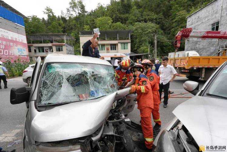 被压到落地玻璃窗前的紧急救援：情况万分危急亟待全力施救